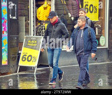 Glasgow, Schottland, Großbritannien. November 2023. Beim Shoppen am Black Friday waren die Käufer auf der Buchanan Street in Schottland unterwegs. Credit Gerard Ferry/Alamy Live News Stockfoto