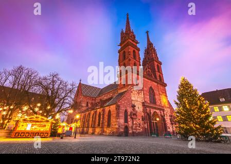 Basel, Schweiz. Weihnachten Märchen Markt am Münsterplatz und Münster Kathedrale, der Schweizerischen Eidgenossenschaft. Stockfoto