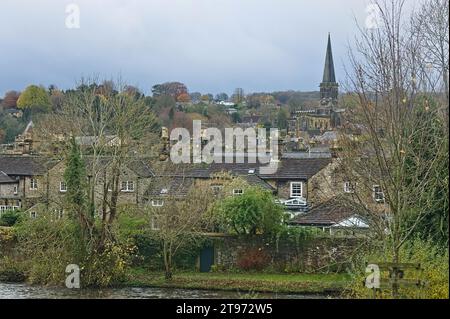 Höhere Ansicht von Bakewell im Herbst mit dem Fluss Wye im Vordergrund Stockfoto