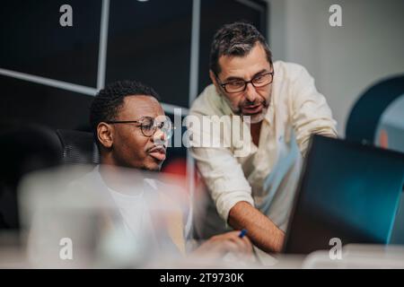 Multikulturelles Business Team Meeting in einem modernen Büro, Brainstorming und Diskussion von Strategien für Gewinnwachstum und Projektentwicklung. Stockfoto