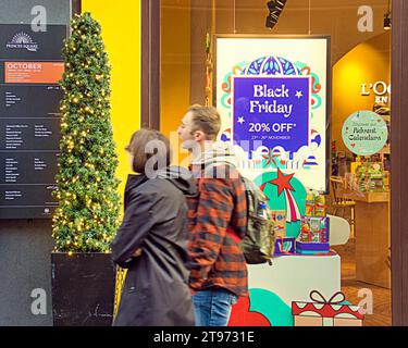 Glasgow, Schottland, Großbritannien. November 2023. Beim Shoppen am Black Friday waren die Käufer auf der Buchanan Street in Schottland unterwegs. Credit Gerard Ferry/Alamy Live News Stockfoto