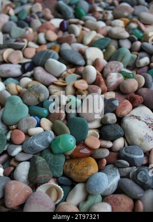 Vertikales Stockfoto Von Meeressteinen, Farbigen Quarzsteinen Und Muscheln Mit Weichfokus Stockfoto