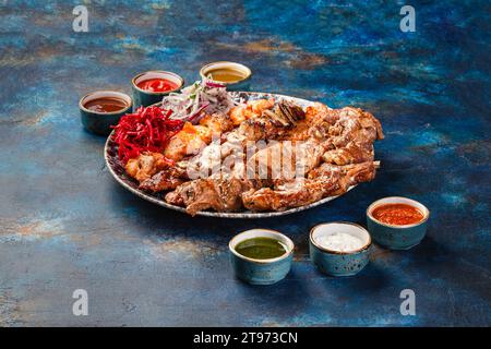 Verschiedene Schaschlik- oder Kebab-Spieße, gegrillt auf großer Platte. Traditionelles Gericht mit kaukasischer und nahöstlicher Küche. Stockfoto