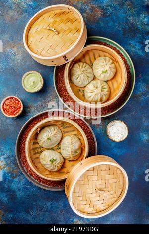 Traditionelles asiatisches Nationalessen Manti, Manta oder Manty, wie Klöße in Bambusdampfer. Stockfoto