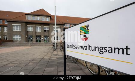 23. November 2023, Sachsen-Anhalt, Halle (Saale): Blick auf den Eingang zum Staatsverwaltungsamt in Halle/Saale. Hier befindet sich auch ein Lagezentrum zur Koordinierung in Katastrophensituationen. Zusammen mit der Stadt Magdeburg und dem Landkreis Anhalt-Bitterfeld trainieren rund 180 Teilnehmer in zwei Schichten, um ein Hochwasserszenario zu bewältigen. Im fiktiven Szenario haben wochenlange Regenfälle hohe Wasserstände an Mulde und Elbe verursacht. Das Landesamt für Hochwasserschutz und Wasserwirtschaft erklärt eine Alarmstufe vier, während die Landeshauptstadt und der Bezirk einen Bundesstaat ausrufen Stockfoto