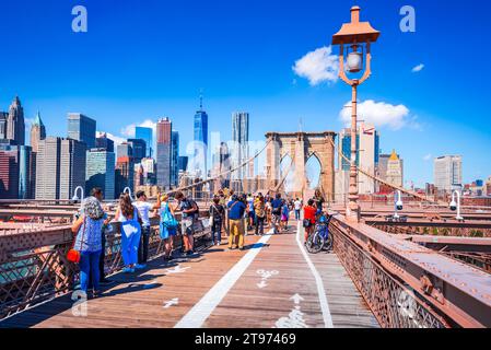 New York, USA - 15. September 2019. Brooklyn Bridge und Manhattan mit One World Tower, berühmte Szenerien von New York City. Stockfoto