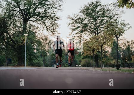 Abendliches Workout: Aktives Paar, das einen gesunden Lebensstil mit Outdoor-Training in der natürlichen Umgebung einnimmt Stockfoto