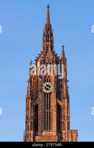 Der Frankfurter Kaiserdom Der Kaiserdom St. Bartholomäus in Frankfurt am Main, der größte Sakralbau der Stadt, ist die ehemalige Wahl- und Krönungskirche der römisch-deutschen Kaiser und daher ein bedeutendes Baudenkmal der Reichsgeschichte. Er galt vor allem im 19. Jahrhundert als Symbol nationale Einheit. Der Dom war von 852 bis 1803 eine Stiftskirche, aber nie Kathedrale im kirchenrechtlichen Sinne einer Bischofskirche. Frankfurt am Main Hessen Deutschland *** der Frankfurter Kaiserdom der Kaiserdom St. Bartholomäus in Frankfurt am Main, das größte sakrale Gebäude der Stadt Stockfoto