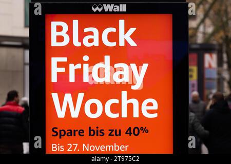 Düsseldorf, Deutschland. November 2023. "Black Friday Week" steht auf einem Display am Rande der Königsallee. Der Rabatttag „Black Friday“ fällt am 24. November dieses Jahres und markiert den Beginn der „Black Week“. Quelle: Rolf Vennenbernd/dpa/Alamy Live News Stockfoto