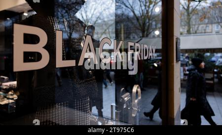 Düsseldorf, Deutschland. November 2023. "Black Friday" steht auf einem Schaufenster in der Königsallee. In diesem Jahr fällt der Black Friday am 24. November und markiert den Beginn der Black Week. Quelle: Rolf Vennenbernd/dpa/Alamy Live News Stockfoto