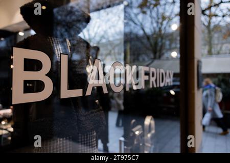 Düsseldorf, Deutschland. November 2023. "Black Friday" steht auf einem Schaufenster in der Königsallee. In diesem Jahr fällt der Black Friday am 24. November und markiert den Beginn der Black Week. Quelle: Rolf Vennenbernd/dpa/Alamy Live News Stockfoto