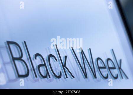 Düsseldorf, Deutschland. November 2023. Die schwarze Woche steht auf einem Schaufenster am Rande der Königsallee. Der Rabatttag „Black Friday“ fällt am 24. November dieses Jahres und markiert den Beginn der „Black Week“. Quelle: Rolf Vennenbernd/dpa/Alamy Live News Stockfoto