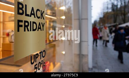 Düsseldorf, Deutschland. November 2023. "Black Friday" steht auf einem Schaufenster in der Königsallee. In diesem Jahr fällt der Black Friday am 24. November und markiert den Beginn der Black Week. Quelle: Rolf Vennenbernd/dpa/Alamy Live News Stockfoto