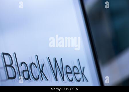 Düsseldorf, Deutschland. November 2023. Die schwarze Woche steht auf einem Schaufenster am Rande der Königsallee. Der Rabatttag „Black Friday“ fällt am 24. November dieses Jahres und markiert den Beginn der „Black Week“. Quelle: Rolf Vennenbernd/dpa/Alamy Live News Stockfoto