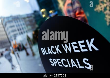 Düsseldorf, Deutschland. November 2023. „Black Week Specials“ steht an einem Schaufenster am Rande der Königsallee. Der Rabatttag „Black Friday“ fällt am 24. November dieses Jahres und markiert den Beginn der „Black Week“. Quelle: Rolf Vennenbernd/dpa/Alamy Live News Stockfoto