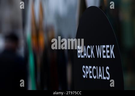 Düsseldorf, Deutschland. November 2023. „Black Week Specials“ steht an einem Schaufenster am Rande der Königsallee. Der Rabatttag „Black Friday“ fällt am 24. November dieses Jahres und markiert den Beginn der „Black Week“. Quelle: Rolf Vennenbernd/dpa/Alamy Live News Stockfoto