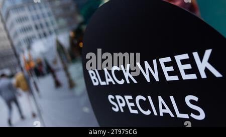 Düsseldorf, Deutschland. November 2023. „Black Week Specials“ steht an einem Schaufenster am Rande der Königsallee. Der Rabatttag „Black Friday“ fällt am 24. November dieses Jahres und markiert den Beginn der „Black Week“. Quelle: Rolf Vennenbernd/dpa/Alamy Live News Stockfoto