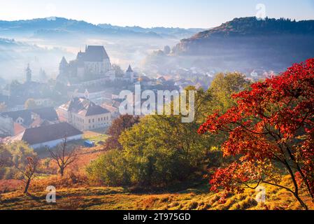 Biertan, Rumänien. Sächsische befestigte Kirche in Transsilvanien, Weltkulturerbe, Herbstnebelmorgen. Stockfoto