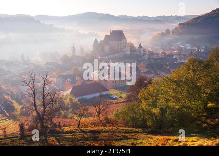 Biertan, Rumänien. Sächsische befestigte Kirche in Transsilvanien, Weltkulturerbe, Herbstnebelmorgen. Stockfoto