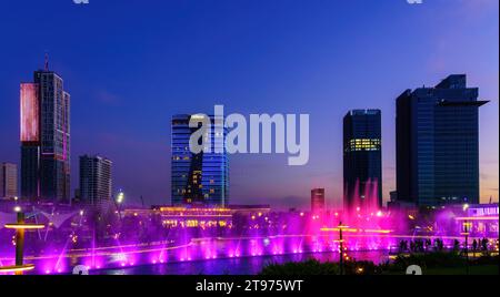 Usbekistan, Taschkent - 29. September 2023: Ein Brunnen mit Laserbeleuchtung und Lichtmusik im Stadtpark Taschkent bei Nacht vor der Kulisse Stockfoto