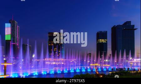 Usbekistan, Taschkent - 29. September 2023: Ein Brunnen mit Laserbeleuchtung und Lichtmusik im Stadtpark Taschkent bei Nacht vor der Kulisse Stockfoto