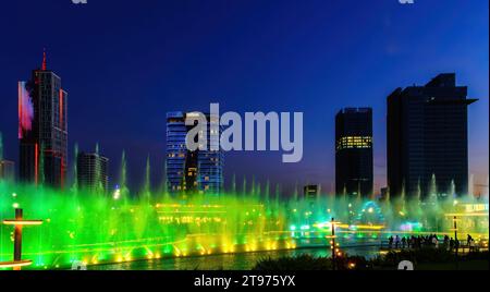 Usbekistan, Taschkent - 29. September 2023: Ein Brunnen mit Laserbeleuchtung und Lichtmusik im Stadtpark Taschkent bei Nacht vor der Kulisse Stockfoto