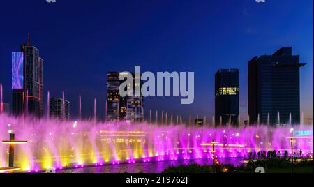 Usbekistan, Taschkent - 29. September 2023: Ein Brunnen mit Laserbeleuchtung und Lichtmusik im Stadtpark Taschkent bei Nacht vor der Kulisse Stockfoto