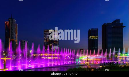 Usbekistan, Taschkent - 29. September 2023: Ein Brunnen mit Laserbeleuchtung und Lichtmusik im Stadtpark Taschkent bei Nacht vor der Kulisse Stockfoto