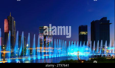 Usbekistan, Taschkent - 29. September 2023: Ein Brunnen mit Laserbeleuchtung und Lichtmusik im Stadtpark Taschkent bei Nacht vor der Kulisse Stockfoto