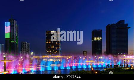 Usbekistan, Taschkent - 29. September 2023: Ein Brunnen mit Laserbeleuchtung und Lichtmusik im Stadtpark Taschkent bei Nacht vor der Kulisse Stockfoto