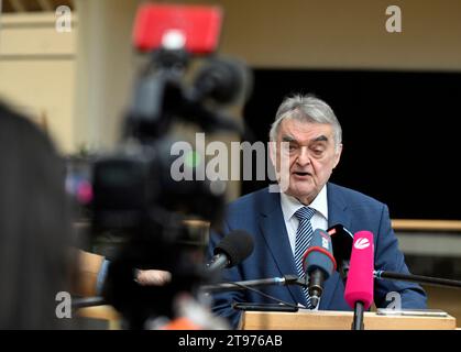 Düsseldorf, Deutschland. November 2023. Herbert Reul (CDU), Innenminister Nordrhein-Westfalens, gibt eine Pressemitteilung im landtag zu den Durchsuchungen bei Hamas und Samidoun ab. Sicherheitskräfte haben mehrere Grundstücke in Berlin, Niedersachsen, Nordrhein-Westfalen und Schleswig-Holstein im Zusammenhang mit dem Verbot der Terrororganisation Hamas und des internationalen Netzwerks Samidoun in Deutschland durchsucht. Quelle: Roberto Pfeil/dpa/Alamy Live News Stockfoto