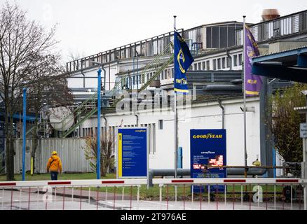 23. November 2023, Brandenburg, Fürstenwalde: Von Tor 1 aus geht ein Mann über das Gelände des Fürstenwalde-Standortes des Reifenherstellers Goodyear. Nach der Ankündigung des Unternehmens, am Standort Fürstenwalde 750 Arbeitsplätze abzubauen, will der betriebsrat Goodyear bei einer Betriebsversammlung Stellung nehmen. Vor dem Werk ist dann eine Protestkundgebung geplant. Foto: Soeren Stache/dpa Stockfoto