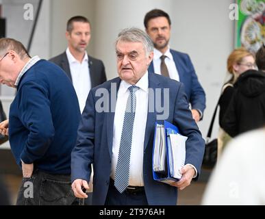 Düsseldorf, Deutschland. November 2023. Herbert Reul (CDU, M), Innenminister Nordrhein-Westfalens, gibt im landtag eine Presseerklärung zu den Durchsuchungen bei Hamas und Samidoun ab. Sicherheitskräfte haben mehrere Grundstücke in Berlin, Niedersachsen, Nordrhein-Westfalen und Schleswig-Holstein im Zusammenhang mit dem Verbot der Terrororganisation Hamas und des internationalen Netzwerks Samidoun in Deutschland durchsucht. Quelle: Roberto Pfeil/dpa/Alamy Live News Stockfoto