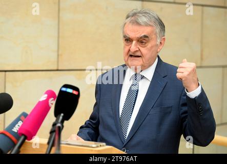 Düsseldorf, Deutschland. November 2023. Herbert Reul (CDU), Innenminister Nordrhein-Westfalens, gibt eine Pressemitteilung im landtag zu den Durchsuchungen bei Hamas und Samidoun ab. Sicherheitskräfte haben mehrere Grundstücke in Berlin, Niedersachsen, Nordrhein-Westfalen und Schleswig-Holstein im Zusammenhang mit dem Verbot der Terrororganisation Hamas und des internationalen Netzwerks Samidoun in Deutschland durchsucht. Quelle: Roberto Pfeil/dpa/Alamy Live News Stockfoto