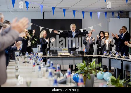 DEN HAAG, Niederlande. 23. November 2023: DER HAAG-Parteichef Geert Wilders von der PVV einen Tag nach den Wahlen zum Repräsentantenhaus. Wilders glaubt, dass die PVV nach dem "Mega-Sieg" in den Wahlen im Repräsentantenhaus nicht mehr ignoriert werden kann. Er ruft andere Parteien dazu auf, zusammenzuarbeiten und über ihre eigenen Schatten zu treten. ANP REMKO DE WAAL niederlande Out - belgien Out Credit: ANP/Alamy Live News Stockfoto