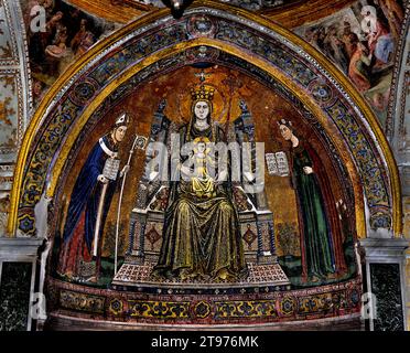 Heilige Maria vom Anfang, Apsis - Santa Maria del principio, Apsis Mosaik aus dem 14. Jahrhundert des italienischen Künstlers Lello da Orvieto in der Kapelle der Heiligen Restituta Duomo di Napoli - Kathedrale von Neapel (Kathedrale von San Gennaro) Italien, Italienisch, schöne Kunst Stockfoto