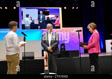 Einfuehrung von Stefan Werner als neues Mitglied im Rat der Evangelischen Kirche in Deutschland EKD am 14.11.2023 in Ulm waehrend der Tagung der EKD-Synode. Im Foto vom 14.11.2023: Vlnr. Anna-Nicole Heinrich, Praeses der Synode der Evangelischen Kirche in Deutschland, Jurist Stefan Werner, Praeses Annette Kurschus, Vorsitzende des Rates der Evangelischen Kirche in Deutschland. Foto vom 14.11.2023. Siehe epd-Meldung vom 14.11.2023 NUR REDAKTIONELLE VERWENDUNG *** Einführung von Stefan Werner als neues Mitglied des Rates der Evangelischen Kirche in Deutschland EKD am 14 11 2023 in Ulm während der Sitzung o Stockfoto