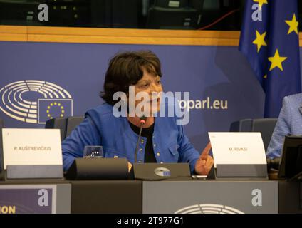 Straßburg, Frankreich. November 2023. Die französische Abgeordnete Michele Rivasi spricht während der Konferenz. Ein breites Spektrum von Mitgliedern des Europäischen Parlaments (MdEP) sprach am Mittwoch auf einer Konferenz in Straßburg, in der die Staats- und Regierungschefs der Europäischen Union aufgefordert werden, der Straflosigkeit und dem Terrorismus des iranischen Regimes entgegenzuwirken, indem die Revolutionsgarden als terroristische Organisation auf die schwarze Liste gesetzt und Botschaften des iranischen Regimes geschlossen werden. Quelle: SOPA Images Limited/Alamy Live News Stockfoto