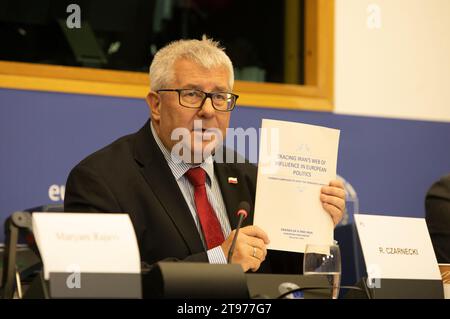 Straßburg, Frankreich. November 2023. Ryszard Czarnecki MdEP aus Polen spricht während der Konferenz. Ein breites Spektrum von Mitgliedern des Europäischen Parlaments (MdEP) sprach am Mittwoch auf einer Konferenz in Straßburg, in der die Staats- und Regierungschefs der Europäischen Union aufgefordert werden, der Straflosigkeit und dem Terrorismus des iranischen Regimes entgegenzuwirken, indem die Revolutionsgarden als terroristische Organisation auf die schwarze Liste gesetzt und Botschaften des iranischen Regimes geschlossen werden. Quelle: SOPA Images Limited/Alamy Live News Stockfoto