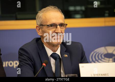 Straßburg, Frankreich. November 2023. Ivan Stefanec MdEP aus der Slowakei spricht während der Konferenz. Ein breites Spektrum von Mitgliedern des Europäischen Parlaments (MdEP) sprach am Mittwoch auf einer Konferenz in Straßburg, in der die Staats- und Regierungschefs der Europäischen Union aufgefordert werden, der Straflosigkeit und dem Terrorismus des iranischen Regimes entgegenzuwirken, indem die Revolutionsgarden als terroristische Organisation auf die schwarze Liste gesetzt und Botschaften des iranischen Regimes geschlossen werden. Quelle: SOPA Images Limited/Alamy Live News Stockfoto