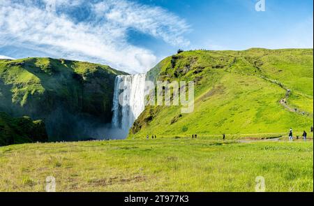 Der Skógafoss-Wasserfall ist einer der größten Wasserfälle in Island, mit einer Fallhöhe von etwa 60 Metern und einer Breite von 25 Metern - Südisland, Europa Stockfoto