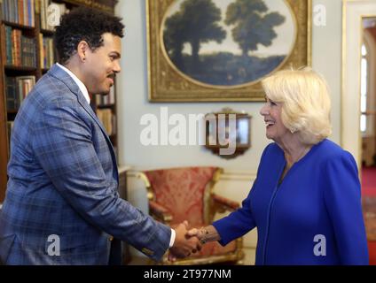 Queen Camilla spricht mit dem Autor Jonathan Escoffery, der für „If I Survive You“ nominiert wurde, während eines Empfangs im Clarence House in London für die Booker Prize Foundation. Bilddatum: Donnerstag, 23. November 2023. Stockfoto