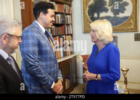 Queen Camilla spricht mit dem Autor Jonathan Escoffery, der für „If I Survive You“ nominiert wurde, während eines Empfangs im Clarence House in London für die Booker Prize Foundation. Bilddatum: Donnerstag, 23. November 2023. Stockfoto