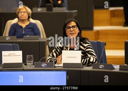 Straßburg, Frankreich. November 2023. Die italienische Europaabgeordnete Anna Bonfrisco bekundet auf der Konferenz ihre Solidarität mit dem iranischen Volk und der demokratischen Widerstandsbewegung. Ein breites Spektrum von Mitgliedern des Europäischen Parlaments (MdEP) sprach am Mittwoch auf einer Konferenz in Straßburg, in der die Staats- und Regierungschefs der Europäischen Union aufgefordert werden, der Straflosigkeit und dem Terrorismus des iranischen Regimes entgegenzuwirken, indem die Revolutionsgarden als terroristische Organisation auf die schwarze Liste gesetzt und Botschaften des iranischen Regimes geschlossen werden. (Foto: Siavosh Hosseini/SOPA Images/SIPA USA) Credit: SIPA USA/Alamy Live News Stockfoto