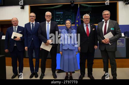 Straßburg, Frankreich. November 2023. Nach dem Treffen in Straßburg machen die Abgeordneten ein Gruppenfoto mit dem iranischen Oppositionsführer Maryam Rajavi. Ein breites Spektrum von Mitgliedern des Europäischen Parlaments (MdEP) sprach am Mittwoch auf einer Konferenz in Straßburg, in der die Staats- und Regierungschefs der Europäischen Union aufgefordert werden, der Straflosigkeit und dem Terrorismus des iranischen Regimes entgegenzuwirken, indem die Revolutionsgarden als terroristische Organisation auf die schwarze Liste gesetzt und Botschaften des iranischen Regimes geschlossen werden. (Foto: Siavosh Hosseini/SOPA Images/SIPA USA) Credit: SIPA USA/Alamy Live News Stockfoto