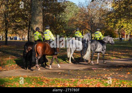 London, Großbritannien. 23. November 2023. Die berittene Polizei reitet in der Herbstsonne im Saint James Park an einem sonnigen milden Tag in der Hauptstadt, da die Temperaturen 13celsius erreichen. Quelle: amer Gazzal/Alamy Live News Stockfoto