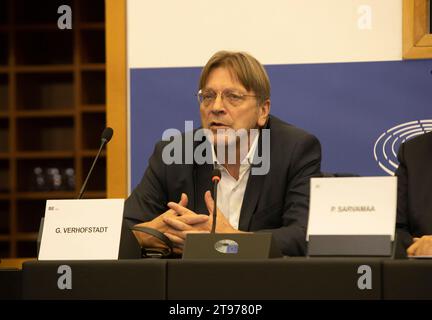 Straßburg, Frankreich. November 2023. Guy Verhofstadt MdEP, ehemaliger belgischer Premierminister, spricht während der Pressekonferenz. Ein breites Spektrum von Mitgliedern des Europäischen Parlaments (MdEP) sprach am Mittwoch auf einer Konferenz in Straßburg, in der die Staats- und Regierungschefs der Europäischen Union aufgefordert werden, der Straflosigkeit und dem Terrorismus des iranischen Regimes entgegenzuwirken, indem die Revolutionsgarden als terroristische Organisation auf die schwarze Liste gesetzt und Botschaften des iranischen Regimes geschlossen werden. (Foto: Siavosh Hosseini/SOPA Images/SIPA USA) Credit: SIPA USA/Alamy Live News Stockfoto