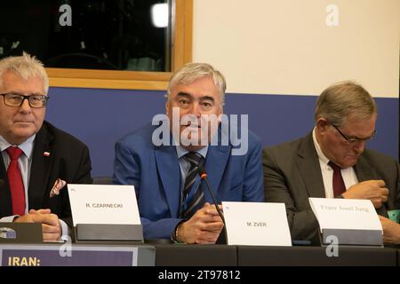 Straßburg, Frankreich. November 2023. Mailand Zver MdEP (C), Ko-Vorsitzende der Freunde eines freien Iran im Europäischen Parlament, sprechen auf der Konferenz. Ein breites Spektrum von Mitgliedern des Europäischen Parlaments (MdEP) sprach am Mittwoch auf einer Konferenz in Straßburg, in der die Staats- und Regierungschefs der Europäischen Union aufgefordert werden, der Straflosigkeit und dem Terrorismus des iranischen Regimes entgegenzuwirken, indem die Revolutionsgarden als terroristische Organisation auf die schwarze Liste gesetzt und Botschaften des iranischen Regimes geschlossen werden. (Foto: Siavosh Hosseini/SOPA Images/SIPA USA) Credit: SIPA USA/Alamy Live News Stockfoto