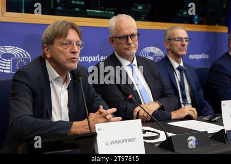 Straßburg, Frankreich. November 2023. Guy Verhofstadt MdEP, ehemaliger belgischer Premierminister, spricht während der Pressekonferenz. Ein breites Spektrum von Mitgliedern des Europäischen Parlaments (MdEP) sprach am Mittwoch auf einer Konferenz in Straßburg, in der die Staats- und Regierungschefs der Europäischen Union aufgefordert werden, der Straflosigkeit und dem Terrorismus des iranischen Regimes entgegenzuwirken, indem die Revolutionsgarden als terroristische Organisation auf die schwarze Liste gesetzt und Botschaften des iranischen Regimes geschlossen werden. (Foto: Siavosh Hosseini/SOPA Images/SIPA USA) Credit: SIPA USA/Alamy Live News Stockfoto