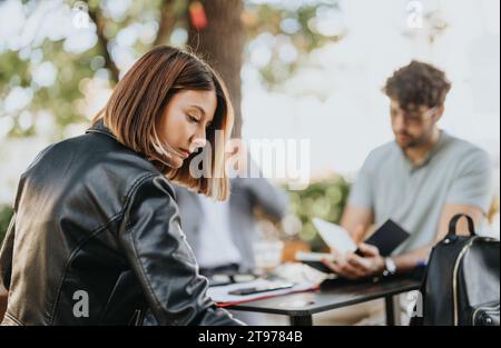 Geschäftsleute diskutieren über Budgetmanagement und Vertriebsstrategien für Unternehmenswachstum und Nachhaltigkeit in einem belebten Stadtgebiet. Stockfoto